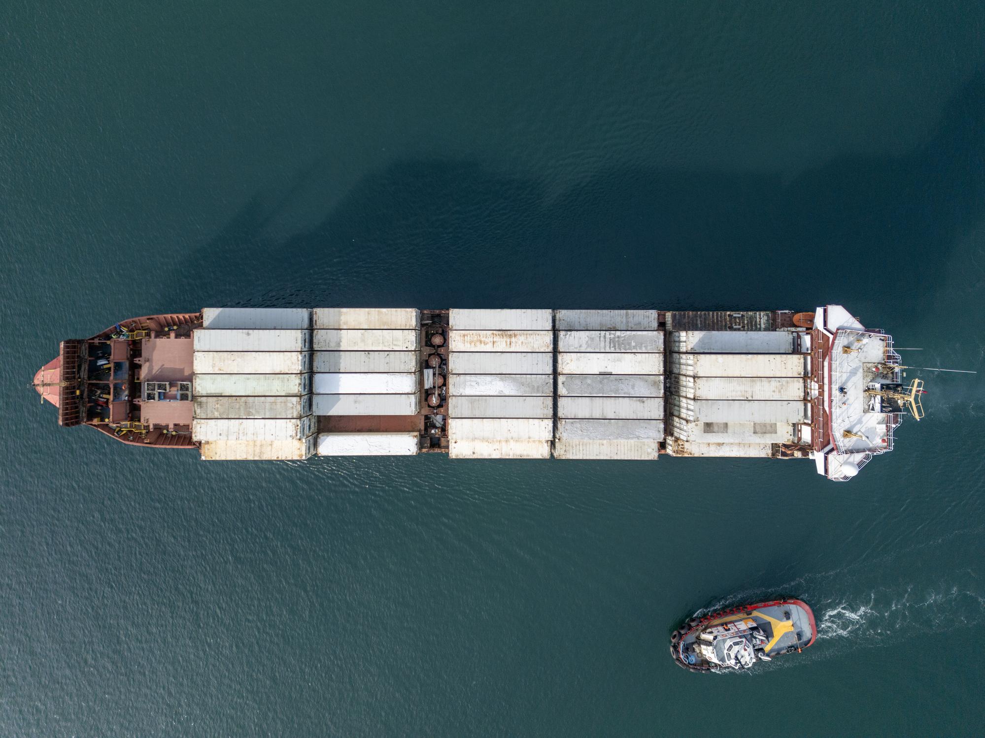Navio comercial em operação portuária